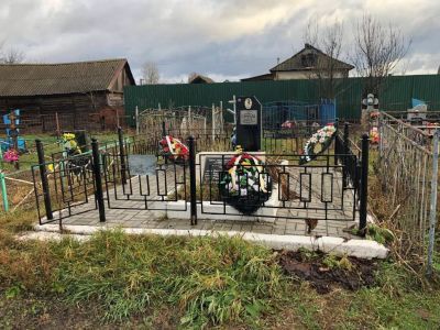 Братская могила, в которой захоронены: полковник Филиппов Ф.Я., ст. лейтенант Заворотин, ст. лейтенант Федоров. Обелиск установлен в 1966 году