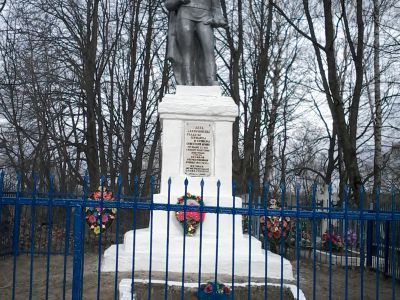 Братская могила 16 советских воинов, погибших в 1941 и 1943 гг. в боях с немецко-фашистскими захватчиками