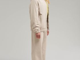 Легкий бомбер из вельвета с искусственным утеплителем