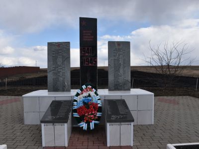 Братская могила советских воинов, погибших в боях с фашистскими захватчиками в 1943 году. Захоронено 40 человек, имена установлены. Обелиск