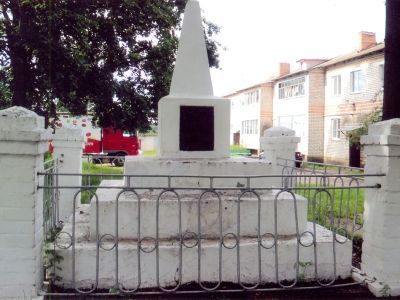 Братская могила 5 советских воинов, погибших в 1941 г. в боях с немецко-фашистскими захватчиками