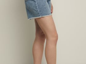 Джинсовые шорты с открытым срезом