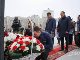 В Якутске ко Дню республики возложили цветы к памятнику Максиму Аммосову