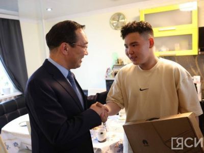 Айсен Николаев в Жиганске поздравил сына участника СВО с 18-летием