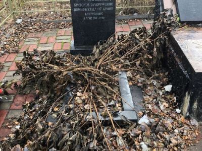 Братская могила советских воинов