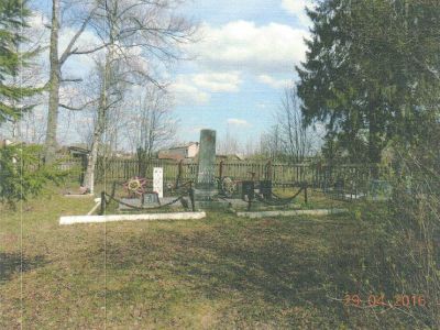 Братская могила 8 воинов Советской Армии, погибших в период Великой Отечественной войны 1941-1945 гг.