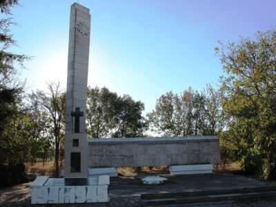 Братская могила советских воинов и памятный знак в честь воинов-односельчан, погибших в годы Великой Отечественной войны