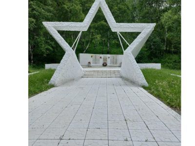 Место захоронения воинов, умерших в годы войны в Слюдянских эвакуационных госпиталях, а также военнослужащих 33-го пограничного полка, погибших 5 сентября 1945 г. при крушении воинского эшелона на КБЖД