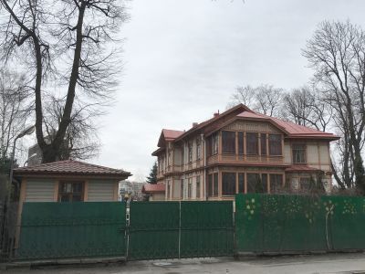 Дом Кожевниковых с участком парка и оградой