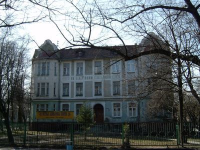 Дом жилой с двумя скульптурами львов у входа (ск.Гроснау, искусственный камень)