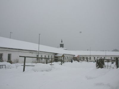 Стены, башни, кельи, службы