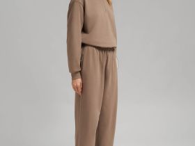 Брюки-джоггеры объемного кроя из футера