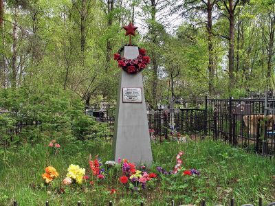 Братское захоронение советских воинов армейских частей, погибших в 1942 г.