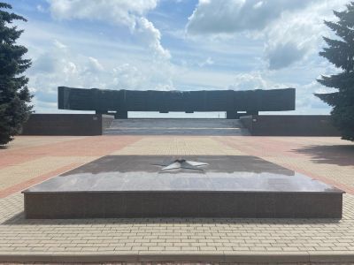 Памятник на южном фасе Курской дуги, установленный в честь боевой славы танкистов и артиллеристов