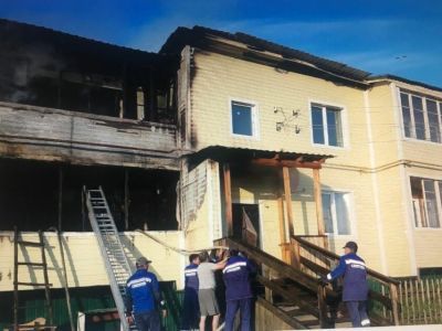 В селе Намцы тушат пожар в двухэтажном жилом доме