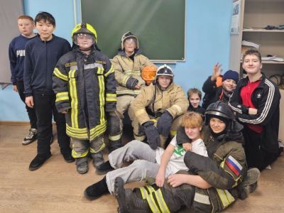 Юные пожарные овладевают навыками этой мужественной профессии