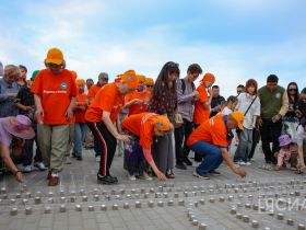 В Якутске из свечей выложили композицию «Родина-мать зовёт»