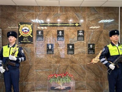 В Якутске открыли мемориальную доску в память о погибших сотрудниках Госавтоинспекции