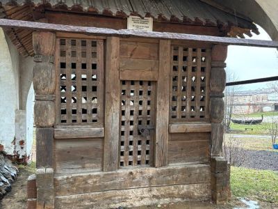 Деревянная сень над крестом