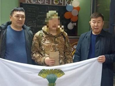 Народный депутат Николай Кульбертинов встретил в аэропорту Якутска бойца, прибывшего из зоны СВО