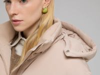 Пуховое пальто с поясом и капюшоном