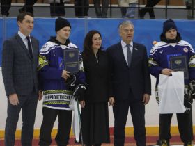 С участием восьми команд начался чемпионат Якутии по хоккею