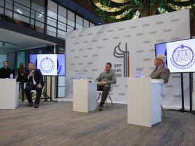 Губернатор Демешин встретился со студентами в Якутске