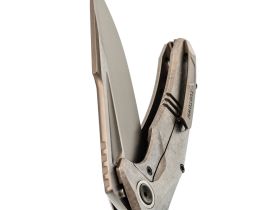 Складной нож TUOTOWN Guerrero, сталь M390, рукоять Grey Crystal Ti/Green Carbon Fiber