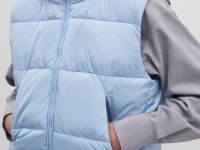 Утепленный жилет с капюшоном