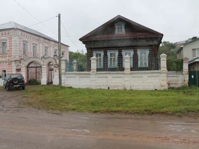 Деревянный дом с оградой