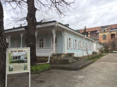 Два флигеля, расположенные на территории бывшей усадьбы художника Н.А. Ярошенко