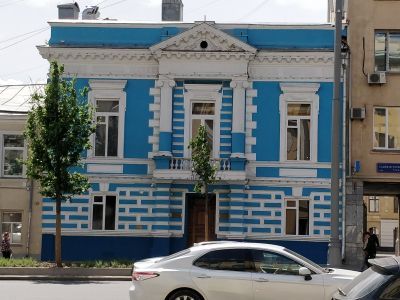 "Театральный флигель" городской усадьбы Алексеевых, в котором с 1863 по 1903 гг. жил выдающийся режиссер, актер и педагог К.С.Станиславский. Здесь в 1883-1888 гг. проходили спектакли знаменитого "Алексеевского драматического кружка"