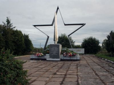 Памятник-стела на рубеже обороны, где в 1941 г. сражались и погибли воины-ополченцы ленинградских заводов ГОМЗ, Прогресс, КИНАП (ныне производственное объединение ЛОМО им. В.И. Ленина)