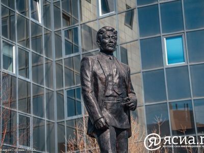 В Якутске в День Республики возложили цветы к памятнику Степана Васильева