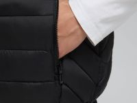 Утепленный жилет со съемным капюшоном