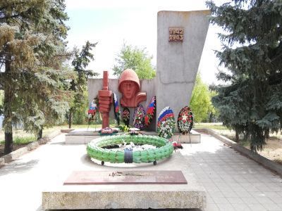 Братская могила советских воинов, погибших в период Сталинградской битвы