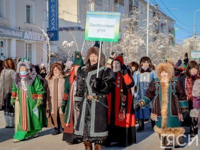 Участница шествия в национальных костюмах Зоя Тимофеева: Надо жить сплоченно