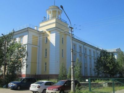 Здание учебного корпуса Мончегорского политехнического колледжа (Мончегорский горнометаллургический техникум)
