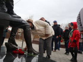 В Якутске возложили цветы к памятнику государственному деятелю Степану Аржакову