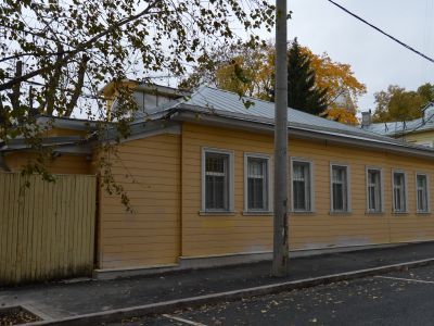 Жилой дом для астрономов, 1790-е гг., в 1829-1833 гг. перенесен арх. Д.Г.Григорьевым на Нововаганьковский переулок. Здесь в 1834-1851 гг. находилась квартира директора обсерватории А.Н.Драшусова, в 1901-1916 гг. - профессора П.К.Штернберга.