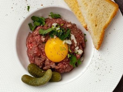 Стейк с кровью, тар-тар и суши: как обезопасить себя при заказе рискованных блюд в ресторане