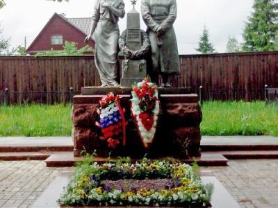 Братская могила советских воинов