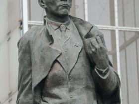 В Якутске возложили цветы к памятнику Платону Ойунскому