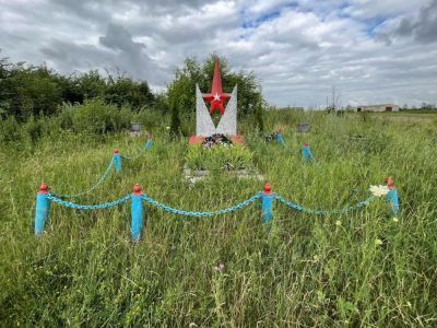 Братская могила воинов Советской Армии, погибших в период Великой Отечественной войны. Захоронено и установлено фамилий 5-ти человек. Обелиск установлен в 1965 году