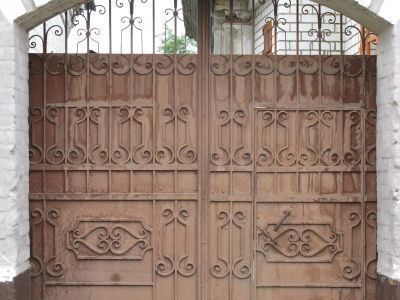 Кирпичные ворота с коваными створами
