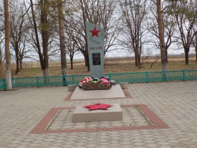 Братская могила советских воинов, погибших в боях с фашистскими захватчиками