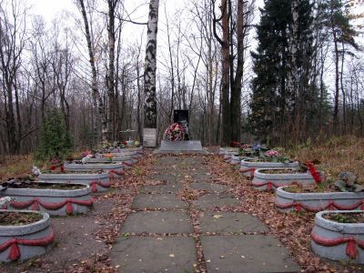 Братское захоронение советских воинов, погибших в 1941-43 гг.
