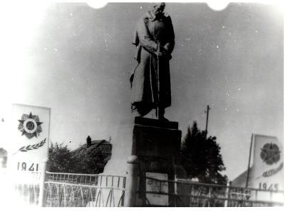 Братская могила советских воинов, погибших в боях с фашистами