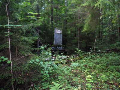 Братское захоронение советских воинов, погибших в 1941-44 гг.