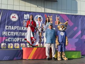 На Спартакиаде учащихся в Якутске наградили легкоатлетов, мас-рестлеров и борцов